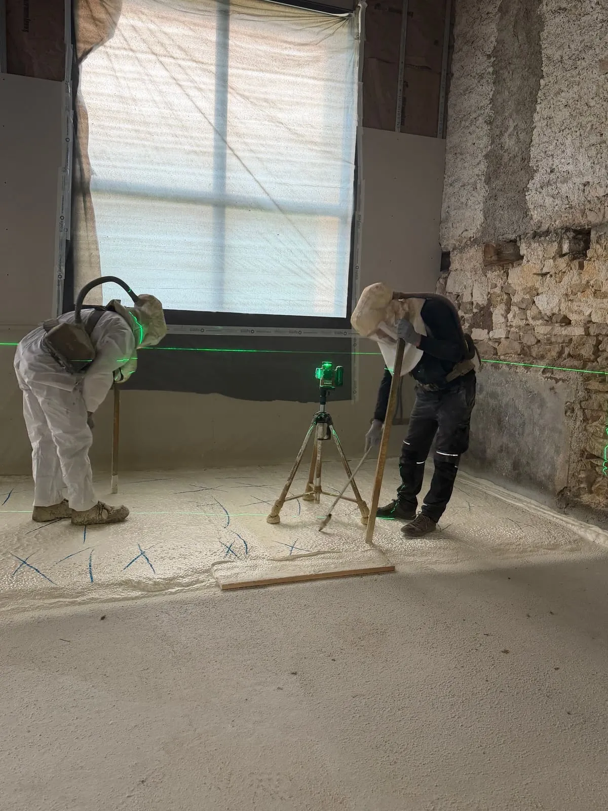 Équipe Isolatech en intervention polyuréthane, lasers verts et préparation chantier